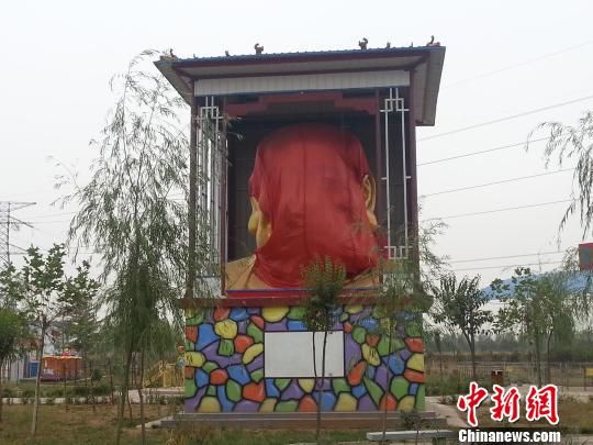 ͼΪ����ͷ������ͷ��������԰����һƽ̨�ϣ������˺첼 ��˧ ��