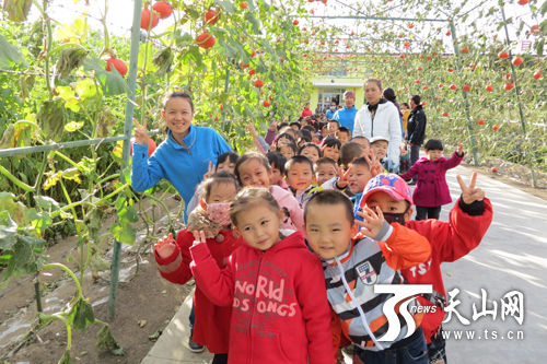哈巴河县幼儿园组织幼儿参观部队生态园