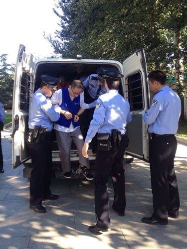北京大兴“摔死女童”案今日宣判。被告人韩磊被带下警车。新京报记者  王贵彬 摄