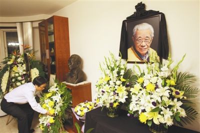 1000名经济学家_...卫视吴小莉对话经济学家陈志武