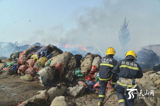 库尔勒:棉被厂突发大火 损失超60万
