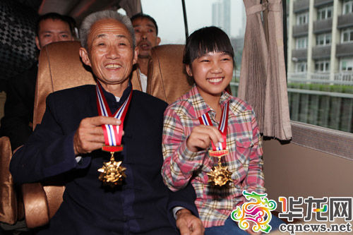 重庆两道德模范载誉归来 乡亲今天将迎接他们