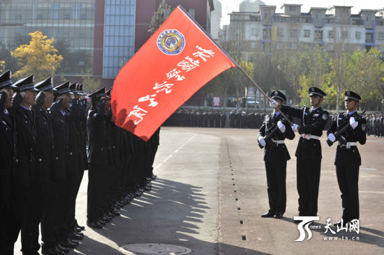 新疆警察学院举行新生军训汇报表演大会