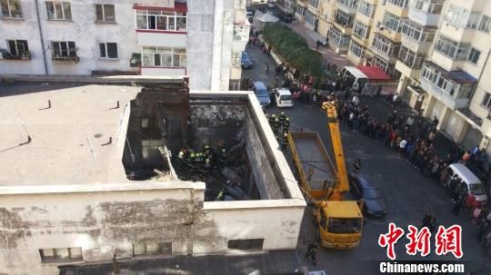 哈尔滨市南岗区一废弃锅炉房房盖发生塌方 解培华 摄 哈尔滨市南岗区一废弃锅炉房房盖发生塌方 解培华 摄