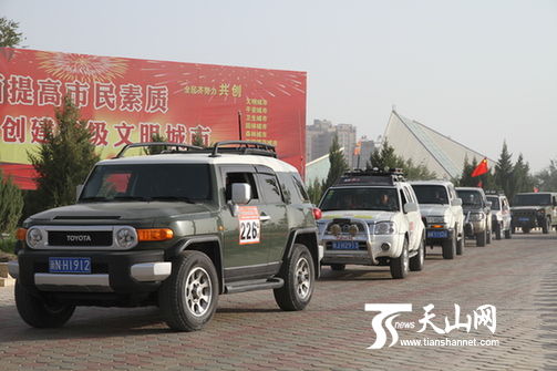 新疆汽车越野挑战赛在阿拉尔市举行