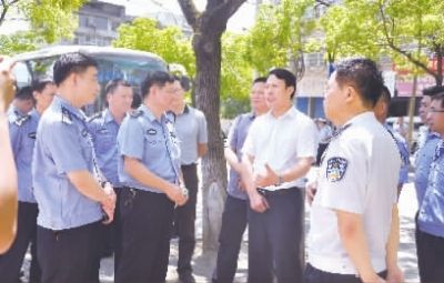 娄底市副市长,市公安局局长尹华凯对冷水江公安工作充分肯定.