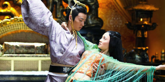 济南僵尸车长期路边停 摇身一变小仓库