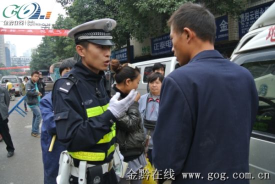 贵阳罗汉营:马路成物流市场 交警等部门联合执法现场罚违章