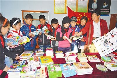 库尔勒:阳光志愿者传递书香到乡村学校
