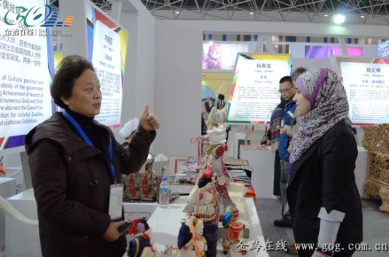 民族民间工艺品·文化产品博览会 外国姑娘操