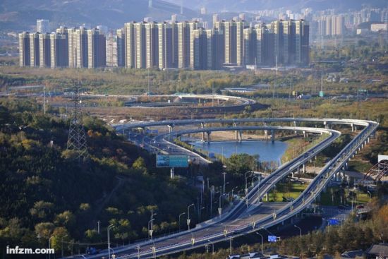 北京楼市从四环、五环一路扩展到了六环，但新房和二手房叠加，每年的供应量也只有二十多万套。 （CFP/图）