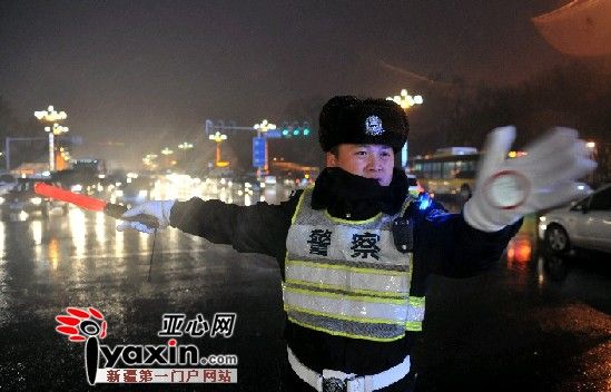 乌鲁木齐市千余名交警夜查 警闪肩灯保交警安全