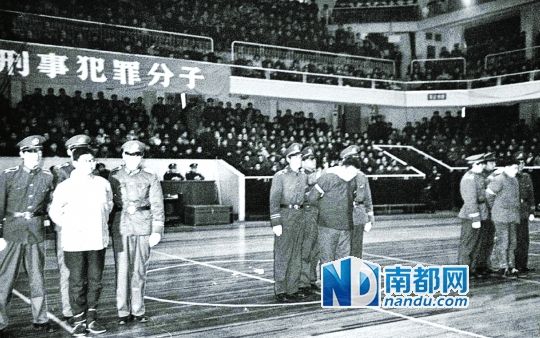   1986年2月19日，上海市中级人民法院在静安体育馆宣布市高院下达的对陈小蒙、胡晓阳、葛志文执行死刑的命令。 资料图片