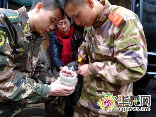 国外打石膏国内医院没法取 咋办?请来消防兵