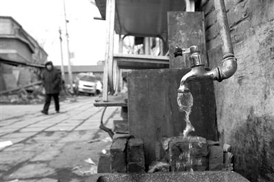 2010年2月1日，雍家村，一自来水龙头未关，有住户说此举是为了防冻。新京报记者 王嘉宁 摄