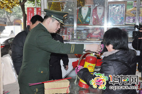 春节临近 大足消防严查烟花爆竹销售点清剿火