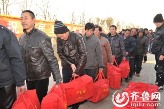 2014年春节农民工平安返乡欢送仪式在济南举