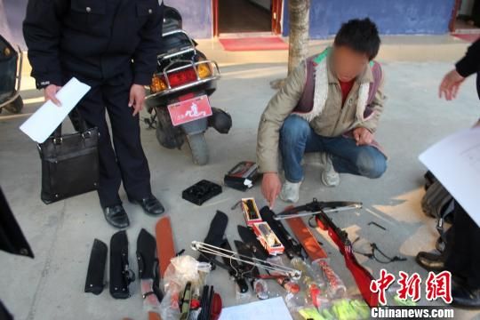 广西钟山县警方查处一批非法贩卖管制器械