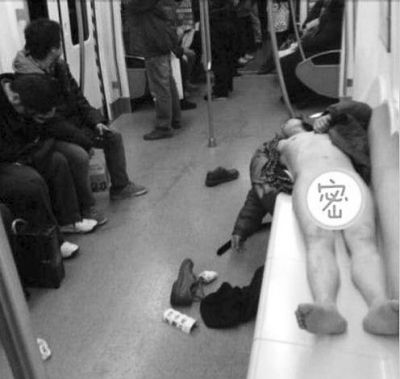 女汉子空手擒蛇