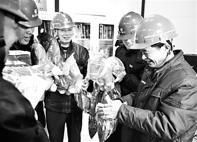 农民工节前领工资 踏踏实实过年