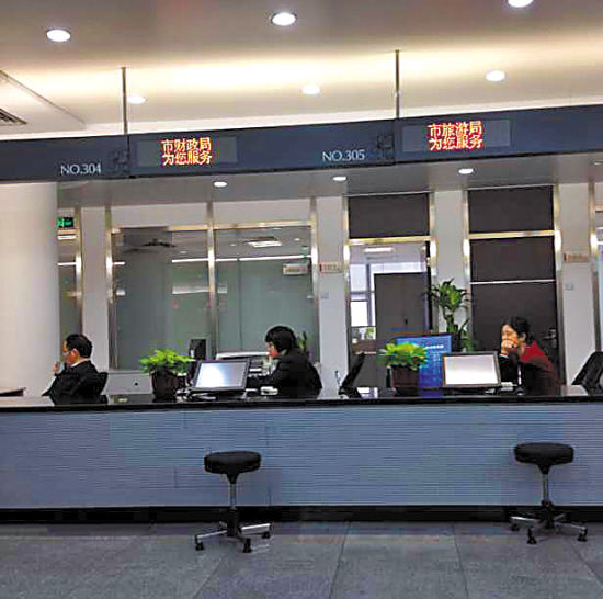 昨日上午,广州市政务服务中心各窗口工作人员