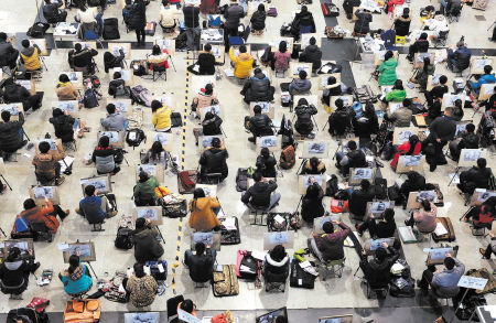 当日,山东省2014年艺考专业考试开始进行.