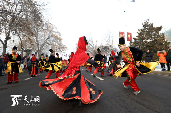 新疆伊宁市欢天喜地庆元宵_新浪新闻