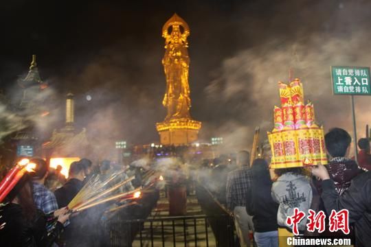 广州莲花山观音开库日前夕逾万市民深夜前往祈福