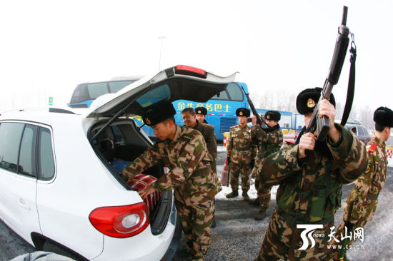 2月27日,武警新疆兵团指挥部四支队官兵在头屯河收费站检查过往车辆