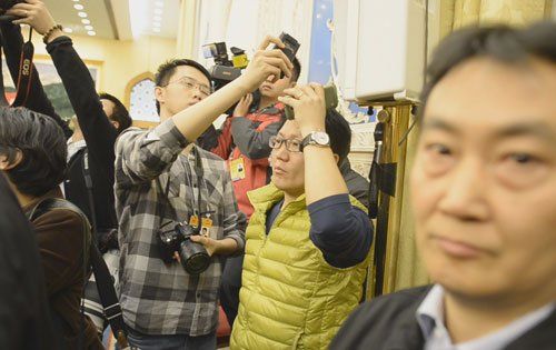 挤不到前面的一些文字记者在音响位置录音。新京报记者 陈杰 摄
