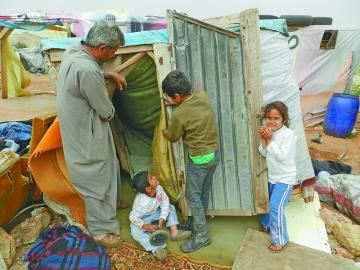 风暴袭击黎叙难民营