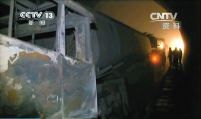 岩后隧道内被烧毁的车辆。视频截图