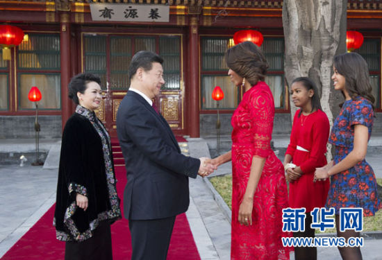 3月21日，国家主席习近平和夫人彭丽媛在北京钓鱼台国宾馆会见美国总统奥巴马夫人米歇尔。 新华社记者 黄敬文 摄