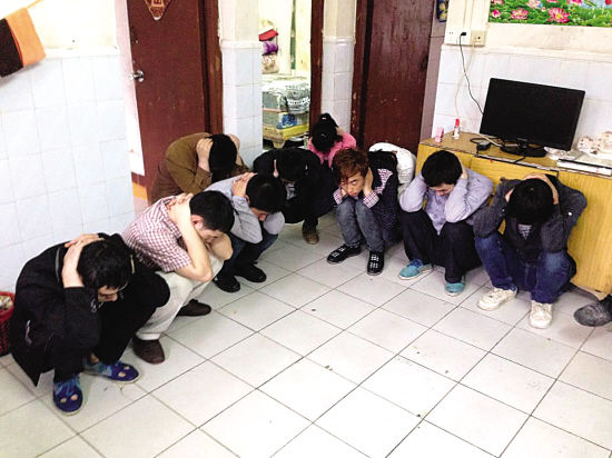 身陷 传销 窝 男子抛出 救命 纸条_新浪新闻