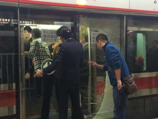 玻璃被砸碎位置，十多个便装男子围住，阻止乘客拍照和摄像 赵永平