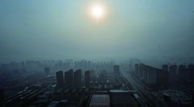 4月9日上午,在200米高的大气梯度监测站上远眺,虽然太阳高照,但石家庄市区依然被大面积雾霾所笼罩 摄/法制晚报记者 郭谦 4月9日上午,在200米高的大气梯度监测站上远眺,虽然太阳高照,但石家庄市区依然被大面积雾霾所笼罩 摄/法制晚报记者 郭谦