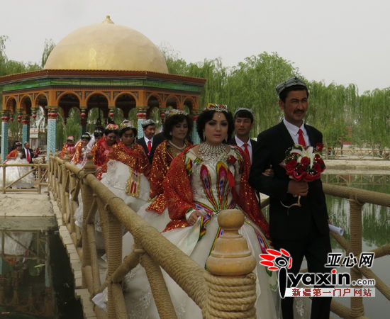 新疆阿瓦提县大家庭式集体婚礼受年轻人追捧
