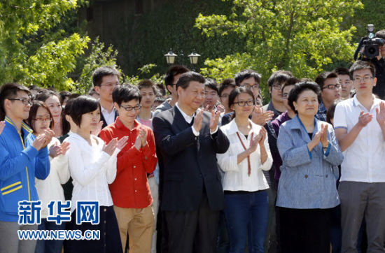 5月4日，中共中央总书记、国家主席、中央军委主席习近平在北京大学考察。这是习近平在校园观看北大师生纪念五四运动95周年青春诗会。新华社记者 鞠鹏 摄