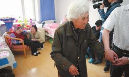 84岁的老妈妈把55岁的女儿送到了养老院