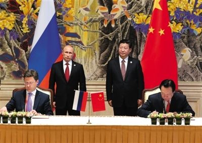 21日，在中国国家主席习近平和俄罗斯总统普京的见证下，中俄签署天然气供气协议。 新华社记者庞兴雷摄
