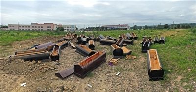 5月24日，安庆桐城大关镇，40多副棺木被砸坏后，扔在荒地上。摄影/新京报首席记者 陈杰