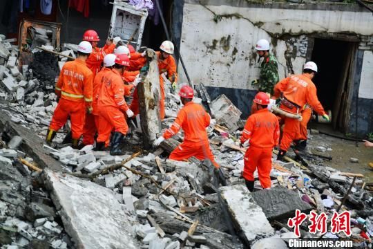 当地矿山救护等救援力量对掩埋女子进行救援 杨涛 摄