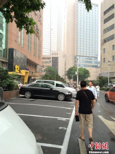 新政实施后首个工作日，南京市中心的停车位出现大量空位 申冉 摄