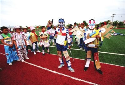 移民村孩子自制变形金刚