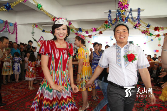 新疆且末县:汉族住村干部的维吾尔族婚礼