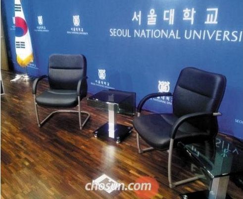 首尔大学为习主席的演讲悉心准备，但中方表示，不想使用高级坐椅，只想与同学们一样坐普通椅子。