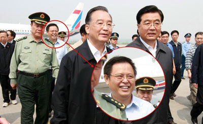 资料图：2008年汶川大地震期间，时任绵阳市委谭力微笑的照片曾引发争议。