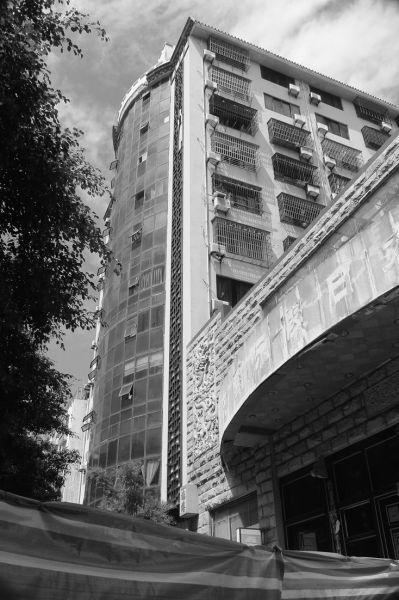 10楼顶掉水泥块砸坏了车吓坏了人