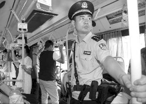 全副武装的民警随机上公交车巡查