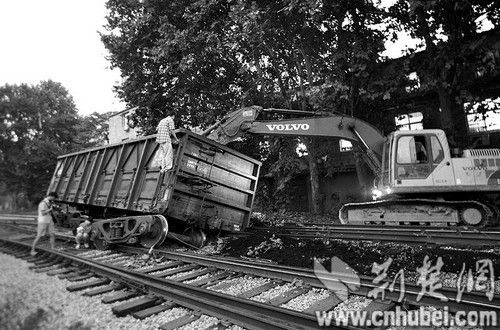 铁路部门正在转运脱轨车皮上的焦煤。武汉晚报记者杨涛 摄